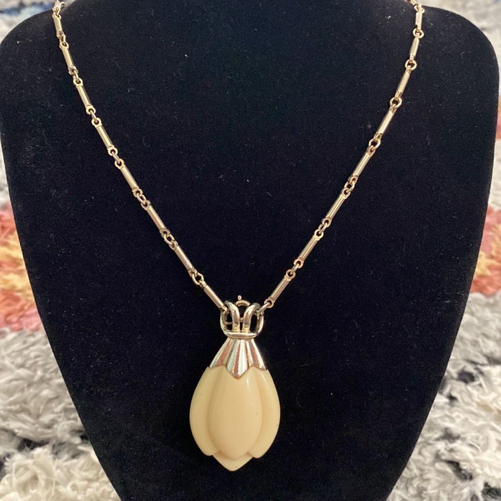 Vintage Sarah Coventry Necklace Gold Tone Ivory Tulip Pendant 70’s